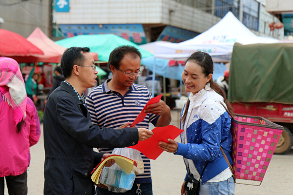 2. 第一巡察组工作人员在大莫古镇集日向赶集群众发放巡察宣传资料_副本.jpg