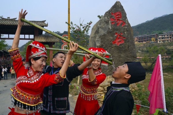 2处畅饮迎宾酒(陈明凯摄).jpg