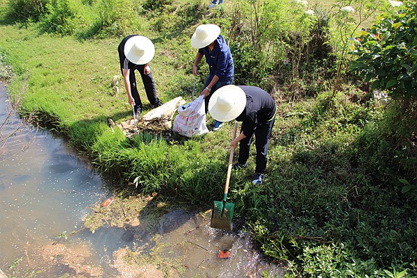 清理河道周边、河岸旁的生活垃圾、建筑垃圾等_副本.jpg