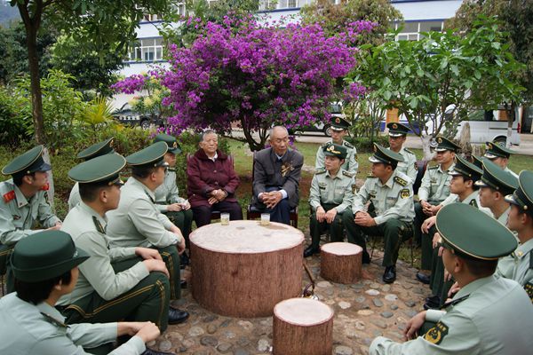 聆听抗日老兵讲故事_副本.jpg