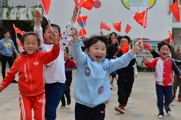 图6：五星红旗迎风飘  稚童声声献国礼_副本.jpg