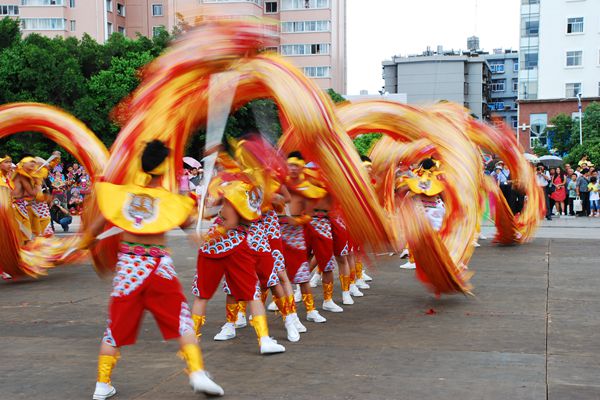 图3：万民齐欢过国庆  龙腾狮舞送祝福_副本.jpg