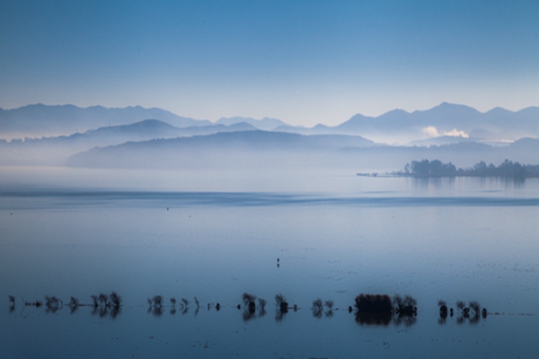 秀海海边葭菼秋，滇池池上云悠悠。.jpg