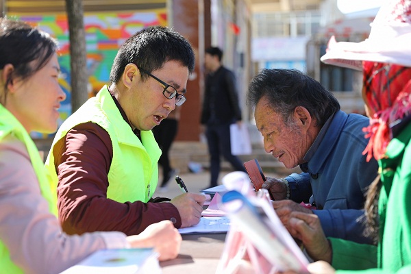 图3：11月14日，云南省陆良县纪委监委干部在板桥镇白塔村现场接受群众相关问题反映.jpg