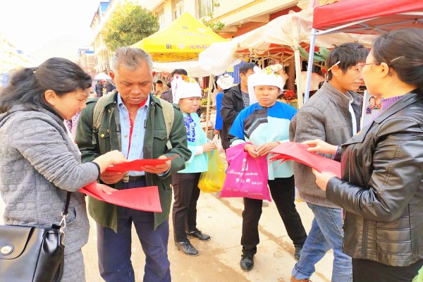 3.利用街天上街发放宣传单，向广大群众讲解巡察的目的、对象、内容、方式、时间及问题线索反映渠道。.jpg