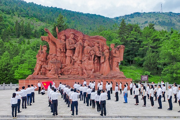 1. 会泽县纪检监察干部在水城扩红文化生态园“乌蒙磅礴”群雕前重温入党誓词.jpg