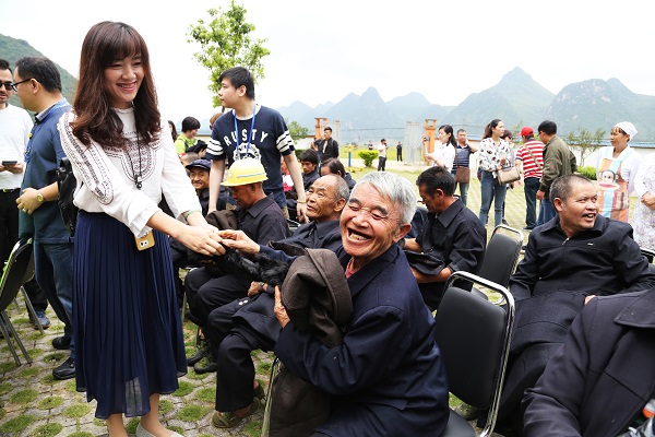 又逢一年重阳佳节，丘北县组织纪检监察干部灿烂的笑容如灿然的傲菊，馨香弥漫，温暖五保老人的心。（马卫忠  摄）.jpg