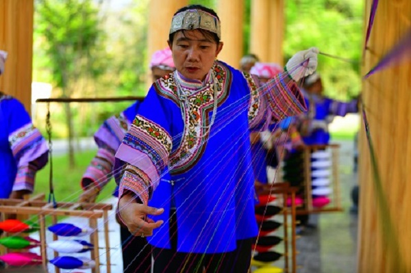 云南省师宗县五龙壮乡群众每天早出晚归，用双手编织出五彩斑斓的壮锦，凭借勤劳和智慧自力更生拔穷根。（云南省师宗县纪委监委 陈海燕 摄）.jpg